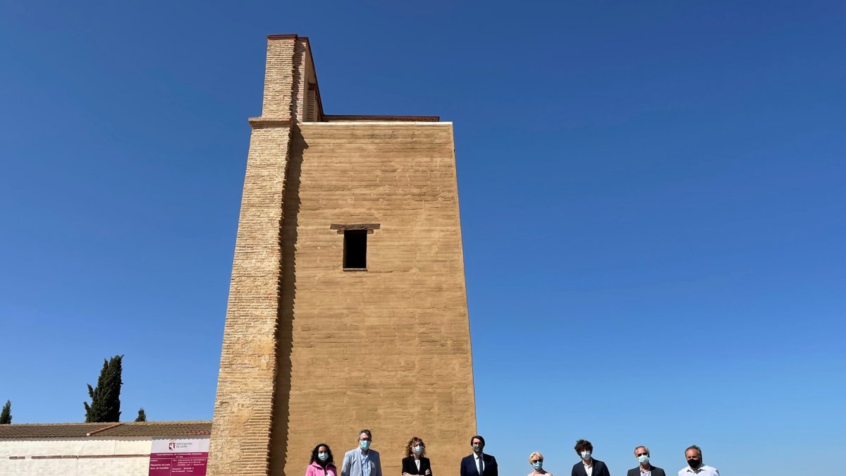 Suárez-Quiñones visita la torre restaurada de Castilfalé. DL