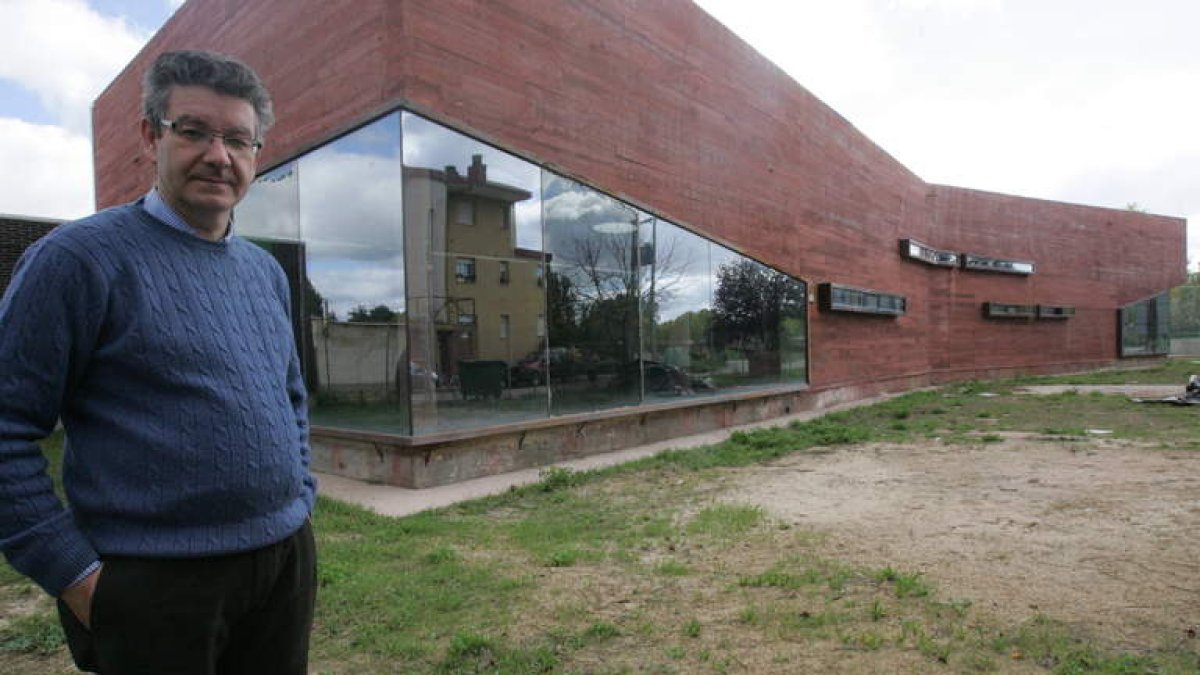 El alcalde de Gradefes, Amador Aller Coque, frente a las obras del centro de día, objeto de la polémica
