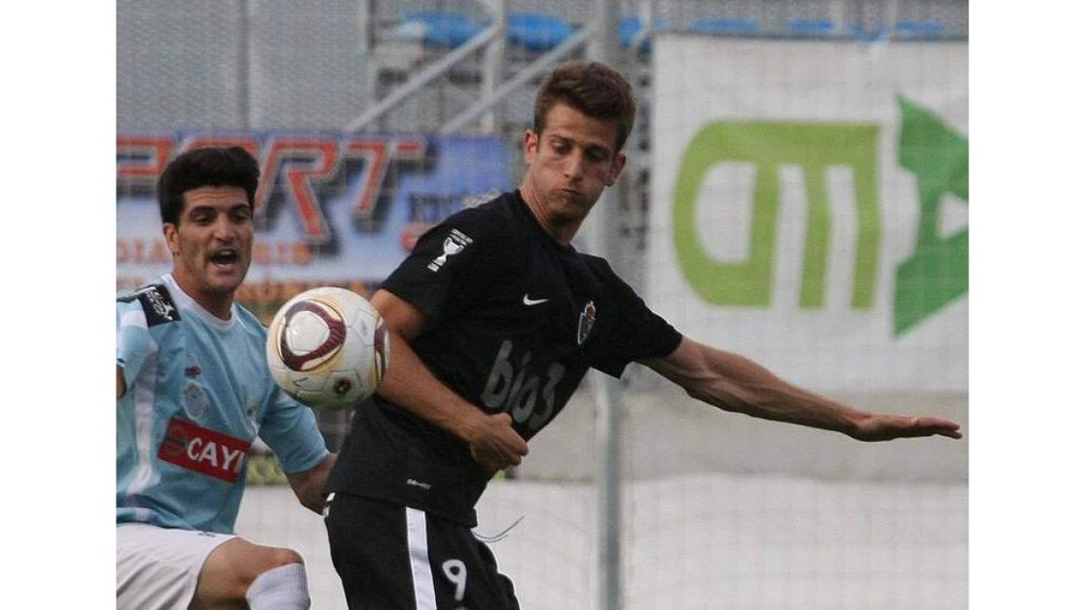 Mayordomo lucha por un balón dividido en el partido ante el Lucena.