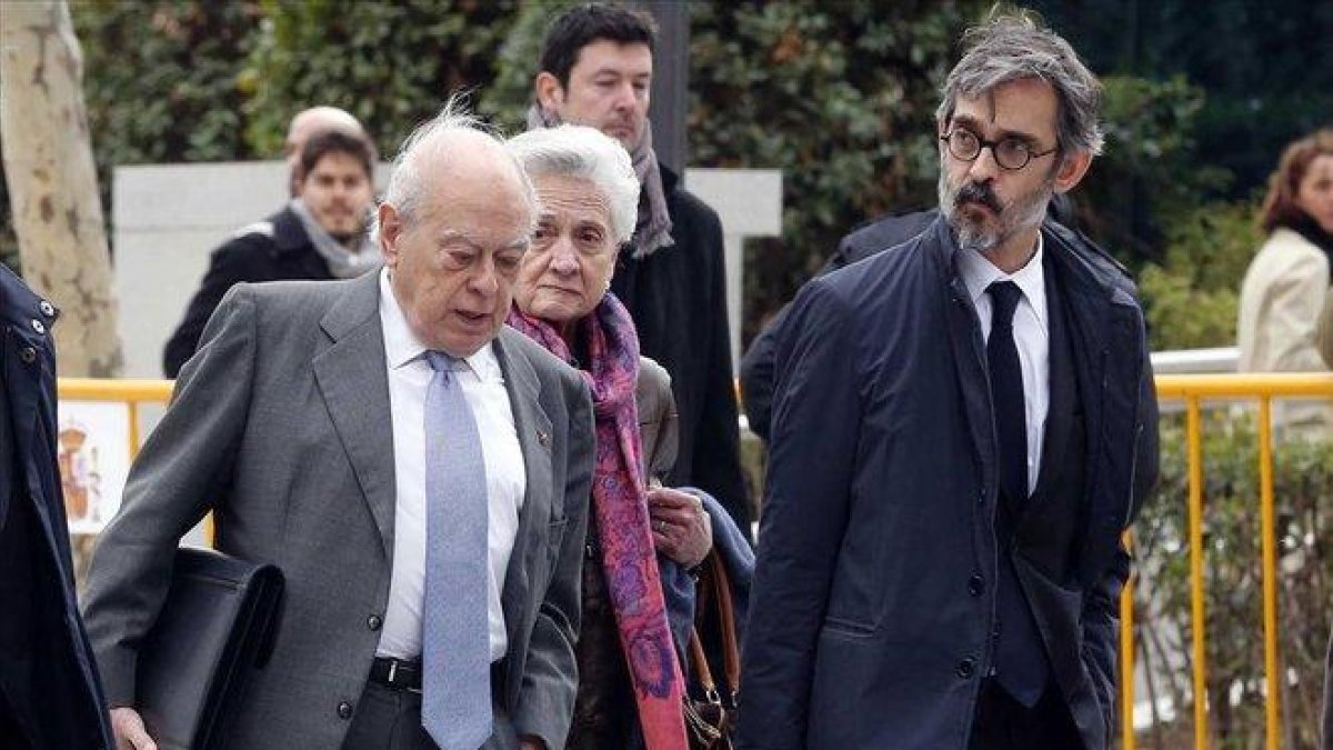 Jordi Pujol y su esposaa, Marta Ferrusola, en compañía de su abogado defensor, Cristobal Martell, tras declarar el 10 de febrero del 2016 en la Audiencia Nacional.