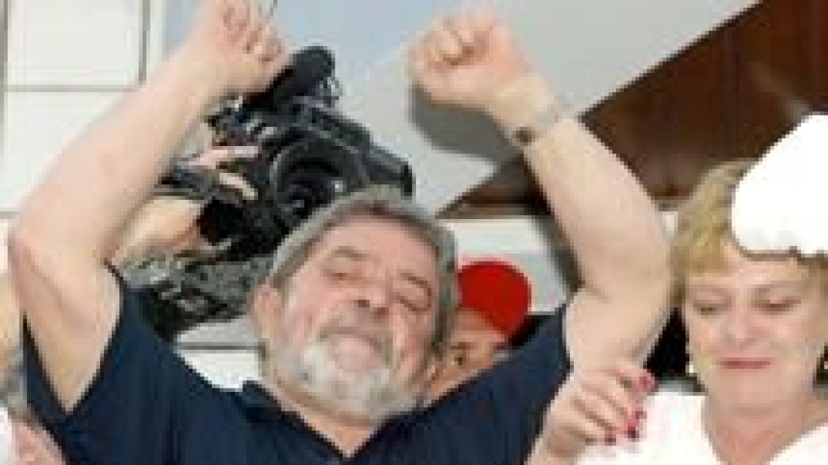 El socialista Luiz Lula da Silva celebra su victoria con su mujer