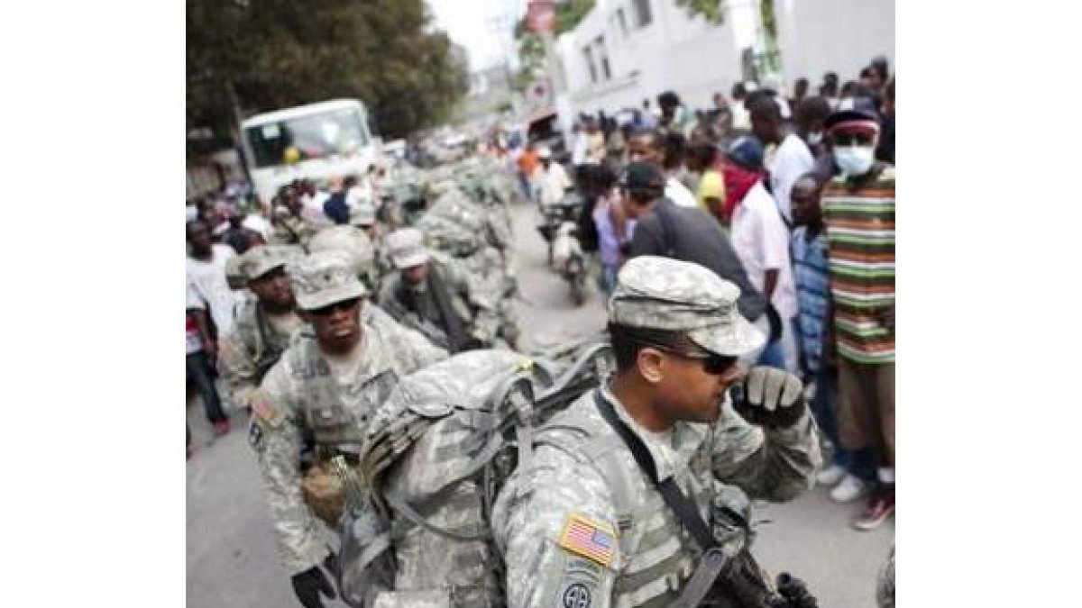 Soldados de EE.UU. en su trabajo en las calles.