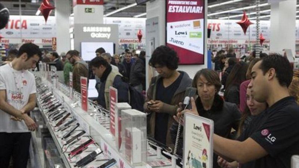 Clientes abarrotan una tienda de Barcelona en busca de los descuentos del Black Friday, el 27 de noviembre del año pasado.