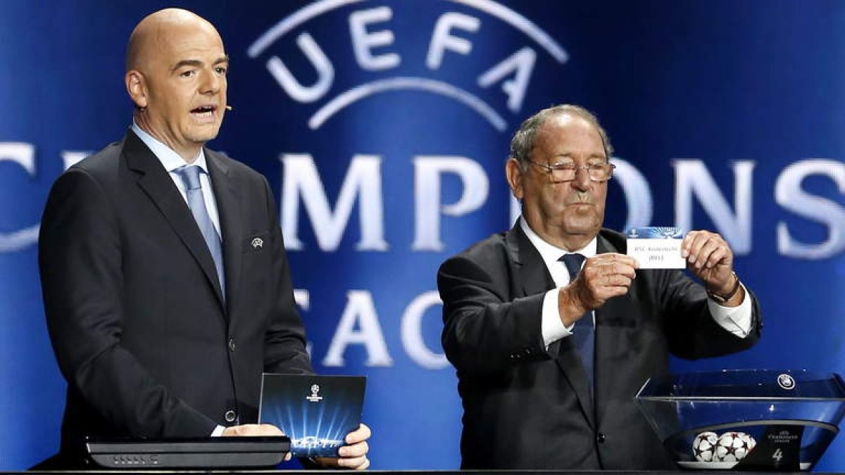 Gento, a la derecha, el único jugador del mundo con seis Copas de Europa, en el momento de extraer la papeleta del Ludogorets