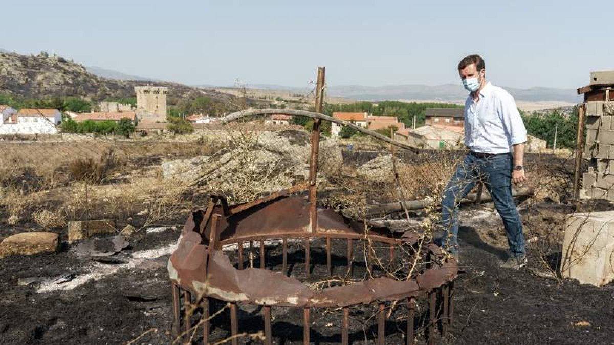 El presidente del Partido Popular, durante la visita que realizó ayer a la tierra quemada de Villaviciosa. RAÚL SANCHIDRIÁN