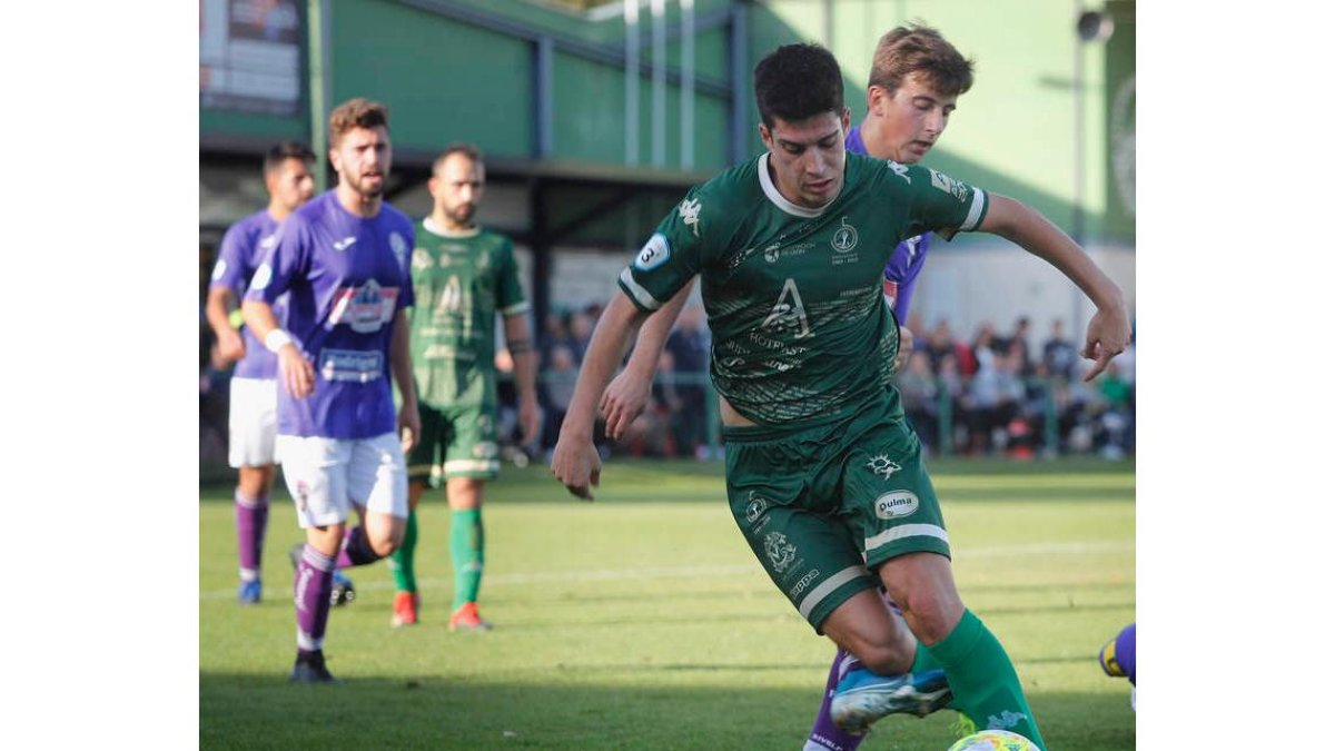 Atlético Astorga y La Bañeza, durante un partido. JESÚS F. SALVADORES