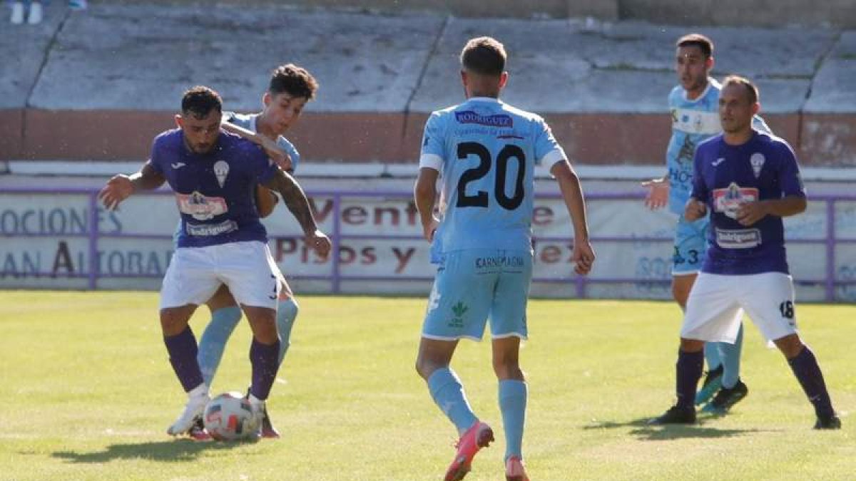 Bañezanos y maragatos ofrecieron un entretenido partido de pretemporada. RAMIRO