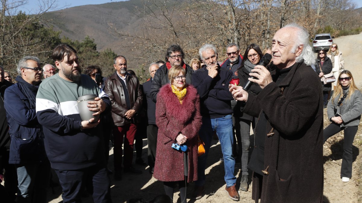 David, el hijo de Pepe Álvarez de Paz, sostiene las cenizas de su padre en presencia de Teresa, la viuda del político, mientras escuchan al cantautor Amancio Prada a los pies de la Sierra de Gistredo. L.DE LA MATA