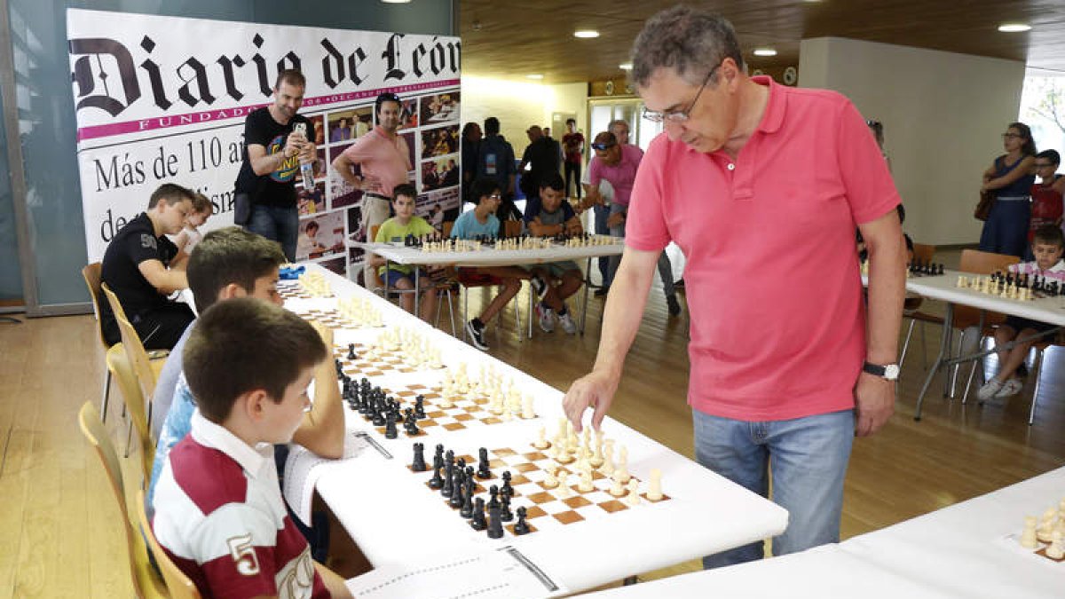 Una treintena de escolares se midieron en simultáneas a Sergio Estremera. FERNANDO OTERO