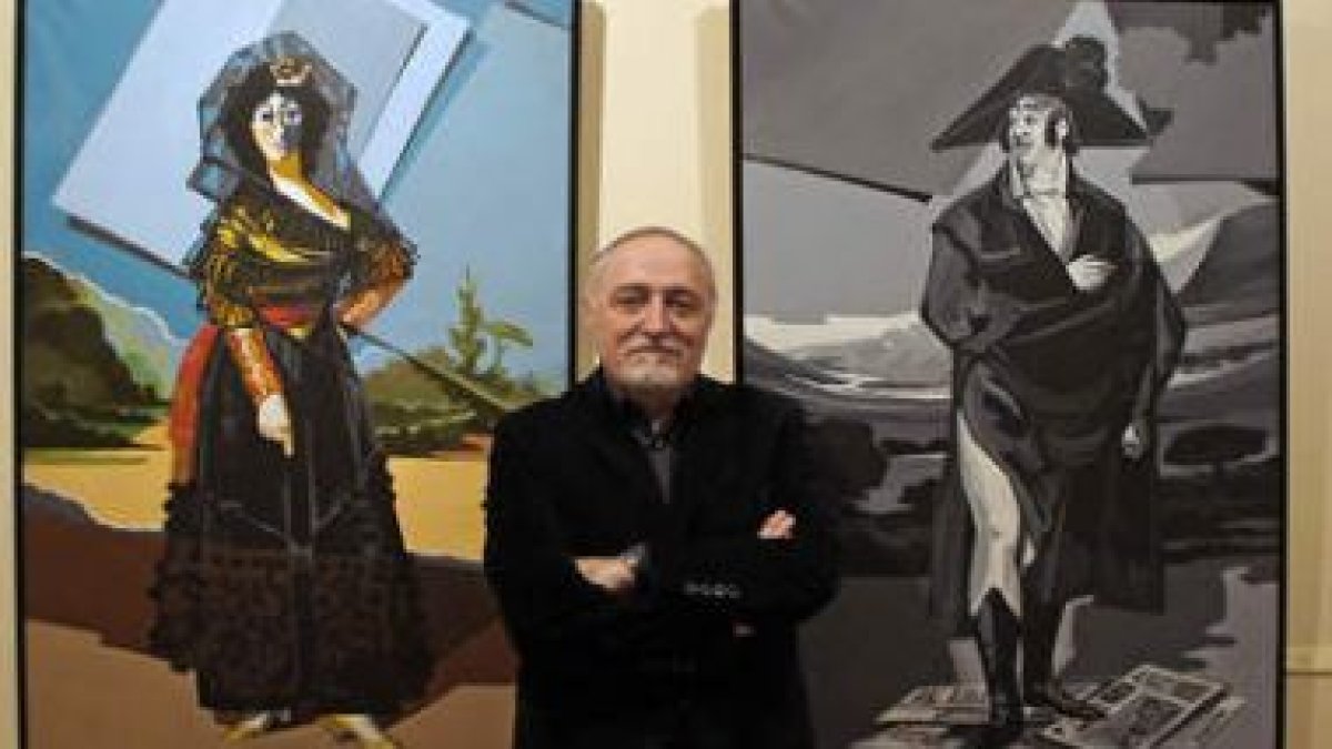 El actor y artista plástico Moncho Borrajo, junto a dos obras de su amplia muestra retrospectiva.