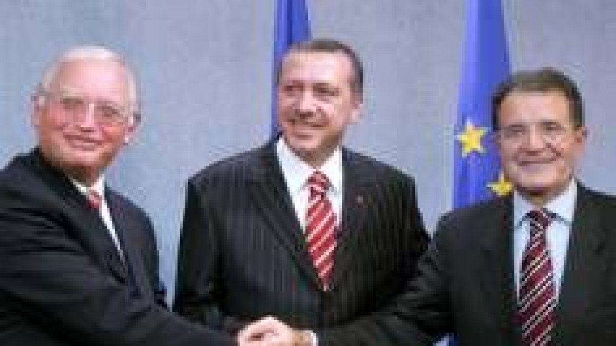Erdogan rodeado de Romano Prodi y Gunther Verheughen, comisario para la ampliación