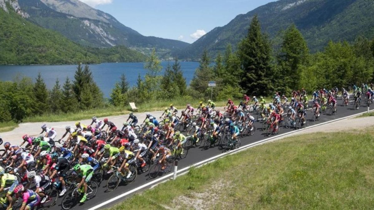 Imagen del pelotón del Giro.