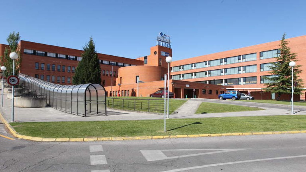 Imagen general del exterior del Hospital del Bierzo, en Fuentesnuevas.