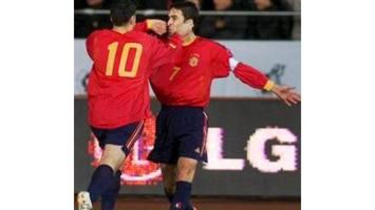 Raúl celebra junto a Diego Tristán uno de los goles del partido de ayer en Mallorca