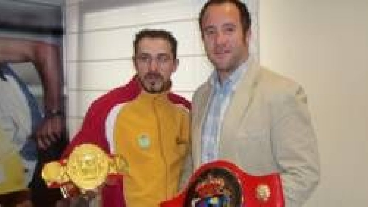 Moreira, con sus cintos de campeón y el director de Deportes