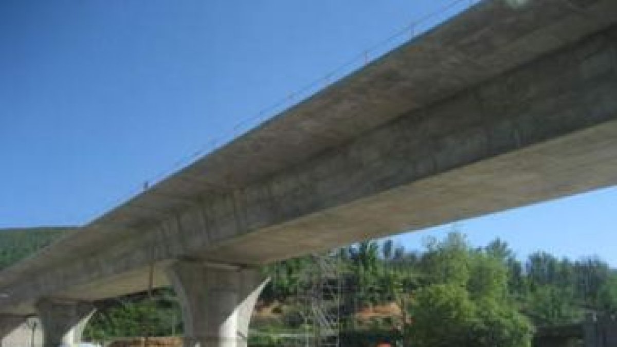 El viaducto de Huergas tiene una longitud de 396 metros y una altura de pilas de 41,3.