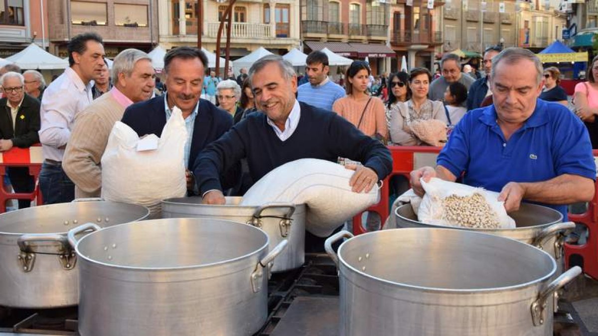Las alubias que se cocinarán a lo largo de esta mañana para 6.000 comensales se pusieron ayer a remojo en la plaza Mayor de La Bañeza.