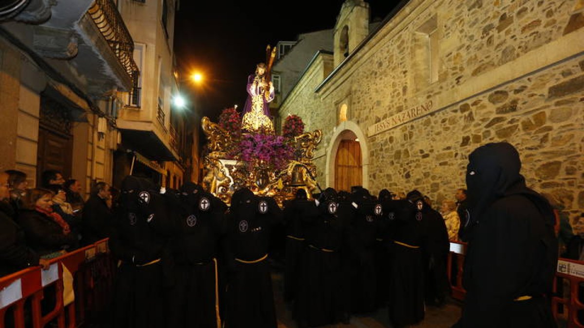 Porcesión del encuentro en La Bañeza, entre las cofradías de Jesús del Nazareno y Angustias. JESÚS F. SALVADORES