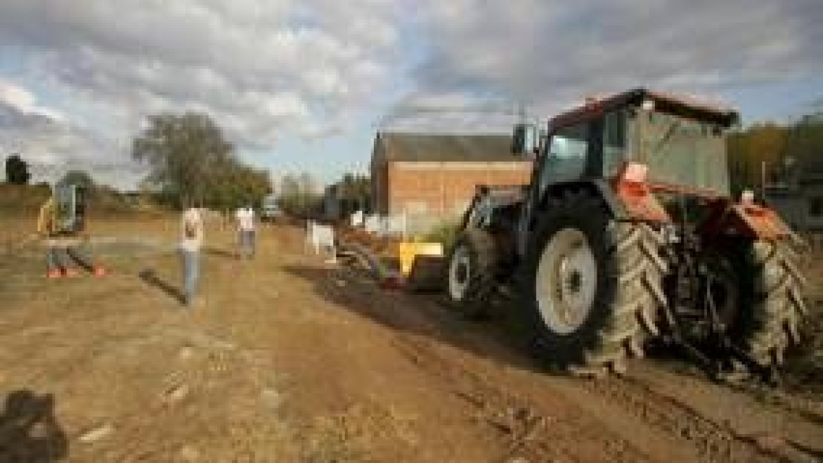 A la derecha de la imagen el tractor que interrumpe los trabajos de canalización desde el lunes