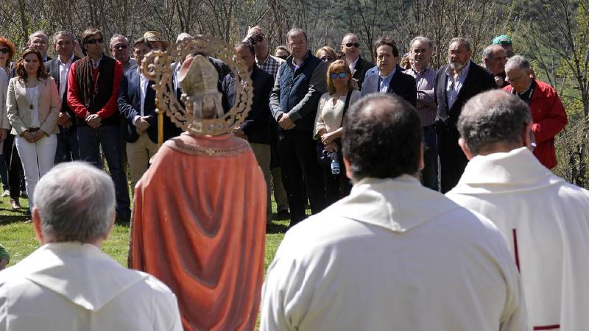 El vicepresidente primero del Senado, Juan Jos Lucas (C), llega a la romera de Valdorria  acompaado por el consejero de Fomento y Medio Ambiente, Antonio Silvn. la presidenta de la Diputacin de Len, Isabel Carrasco y el