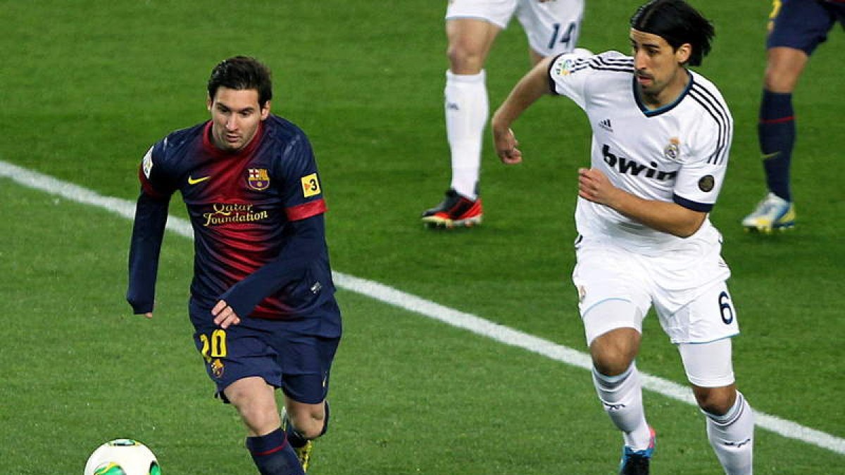 Lionel Messi y el centrocampista alemán del Madrid Sami Khedira durante el partido de vuelta de la semifinal de la Copa del Rey disputado en el Camp Nou.