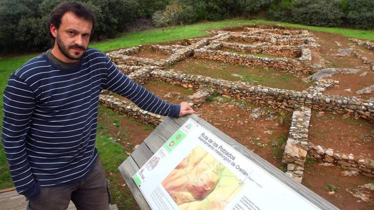 Rodrigo Garnelo, arqueólogo de Arantigua junto al Castro de Orellán recientemente restaurado