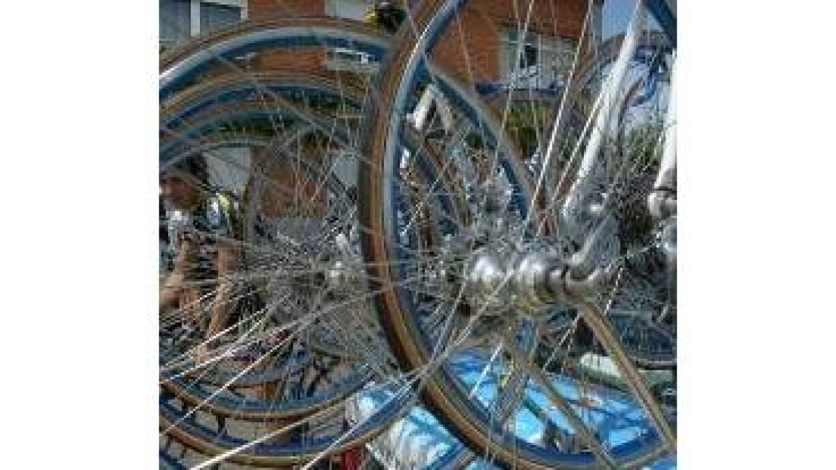 León empezó a recibir ya ayer las primeras bicicletas de la Vuelta