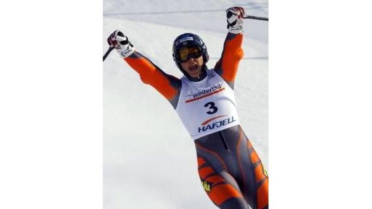 La esquiadora granadina levanta los brazos tras cruzar la línea de meta