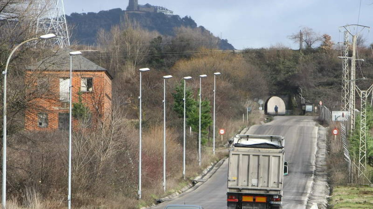 Uno de los pasos elevados que quieren eliminar es el del acceso a Cubillos desde el pantano. L. DE LA MATA