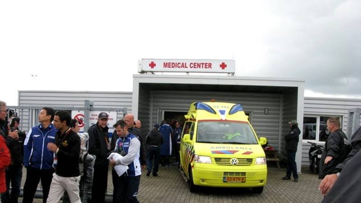 Una ambulancia traslada a Jorge Lorenzo al hospital de Assen (Holanda) tras romperser la clavícula izquierda.