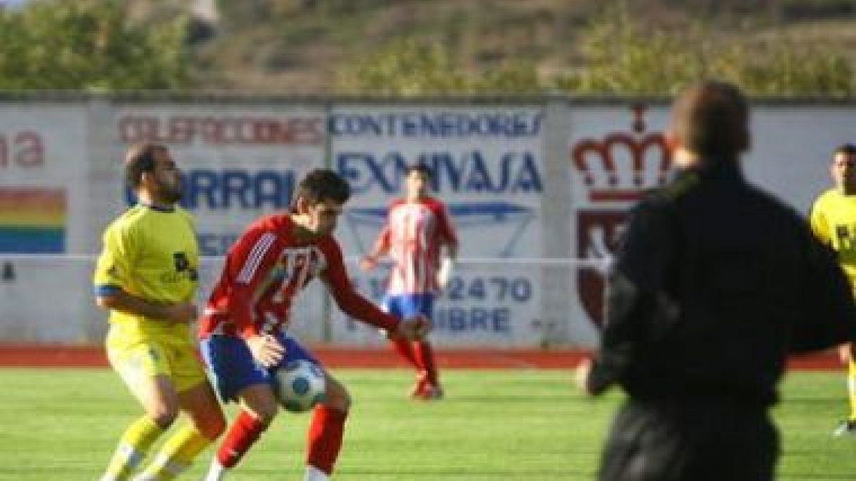 equipo rojiblanco se acerca a los puestos de privilegio tras vencer al Atlético Tordesillas.