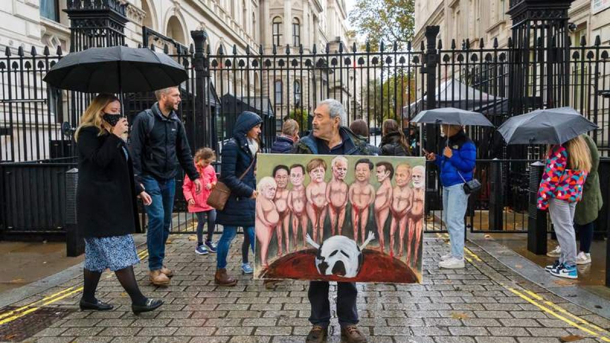 Kaya Mar con su última obra que muestra un mundo que se hunde, en vísperas de la COP26, en Londres. VICKIE FLORES