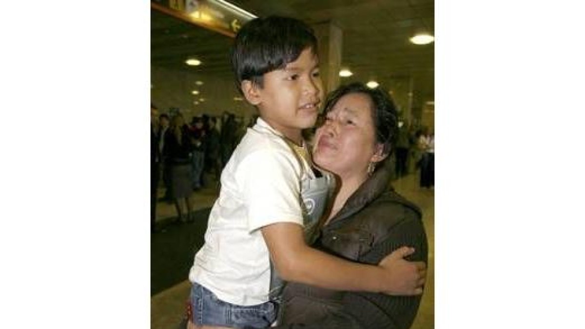 Yened Seas se abraza a su hijo César Castro, que viajó solo