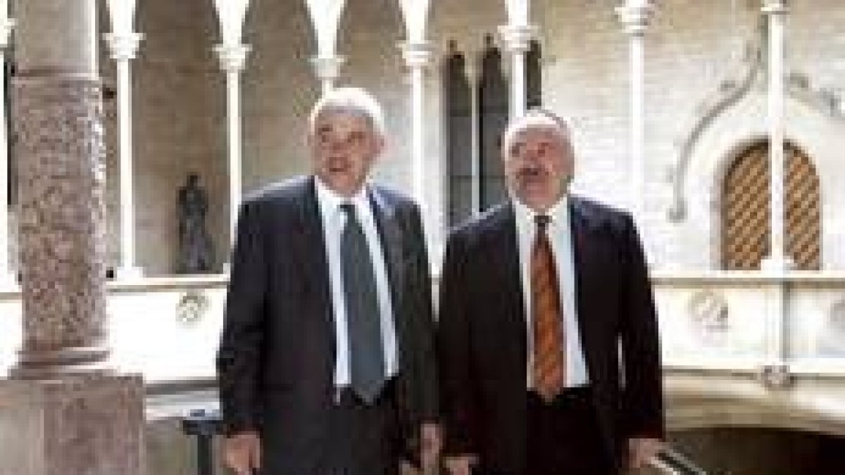 Pasqual Maragall y Josep Lluis Carod-Rovira posan antes de la reunión que mantuvieron ayer