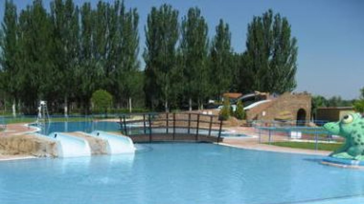 Una de las piscinas del polideportivo municipal de Valencia de Don Juan.