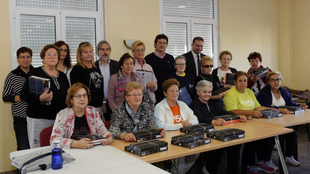García, De Celis, Martínez y usuarios de los programas de mayores, en el reparto de tablets