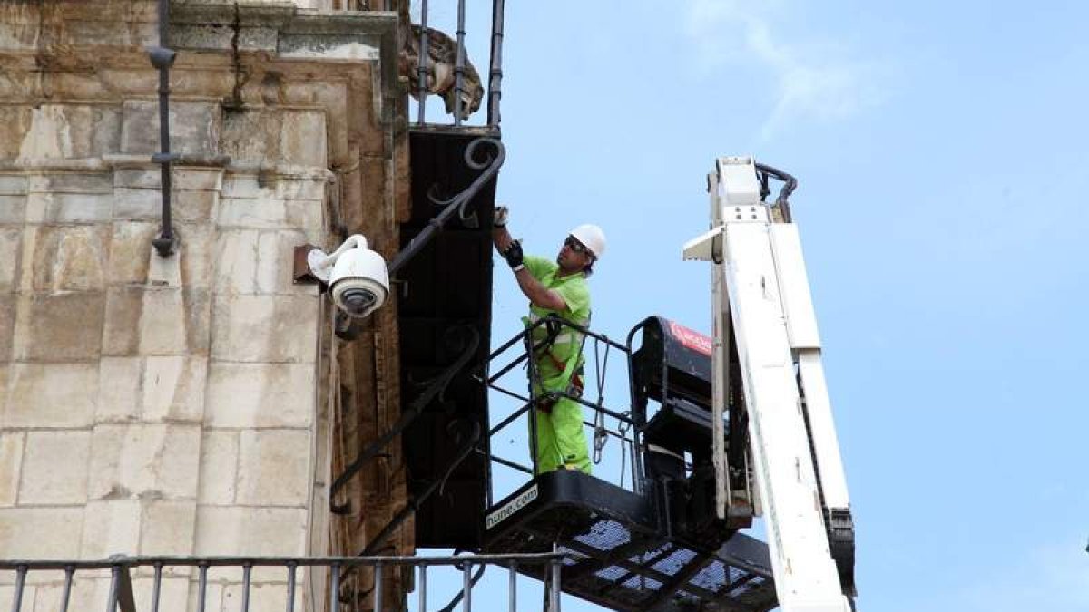 Trabajos de limpieza en la fachada del edificio consistorial. DL