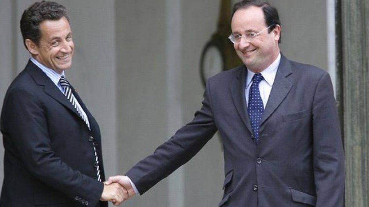 Sarkozy y Hollande se dan un apretón de manos en las escalinatas del Elíseo, en junio del 2007.