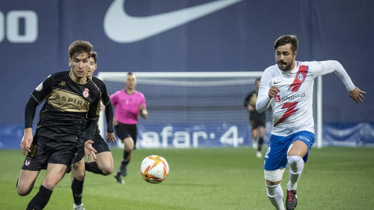 Alberto Solís, muy desdibujado todo el partido, trata de irse del jugador leonés del equipo madrileño Cristian Pérez que cuajó un soberbio encuentro. TOMÁS GARRIDO