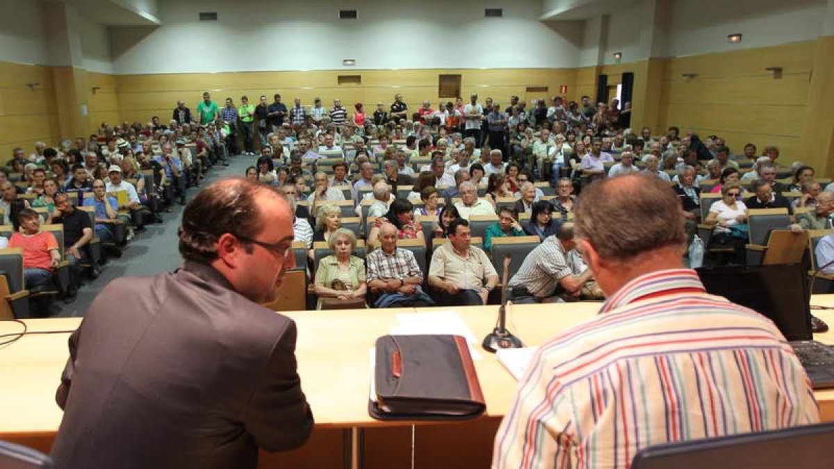 Imagen de una reunión de afectados de preferentes y subordinadas.