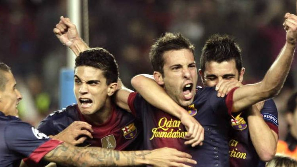 Los jugadores del Barcelona abrazan eufóricos a Jordi Alba conscientes del valor de su gol en el último minuto.
