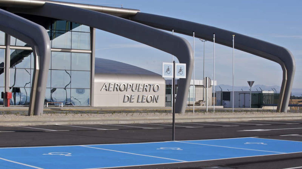 El aeropuerto de León cuenta con modernas instalaciones infrautilizadas y con un potencial que precisa un nuevo revulsivo.