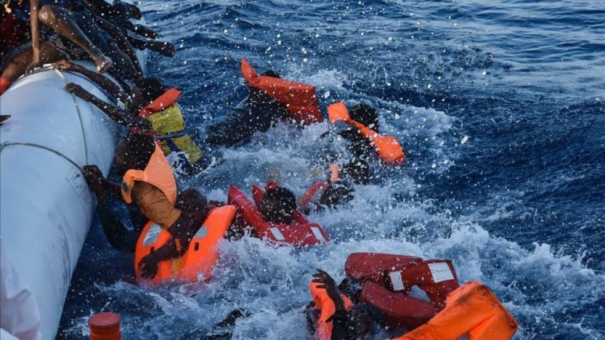 Refugiados dominados por el pánico durante una operación de rescate frente a las costas de Libia.