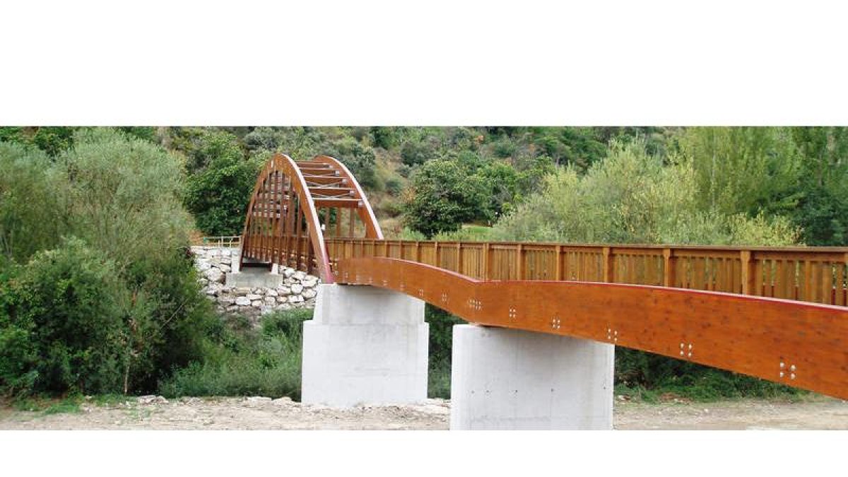 Imagen de la pasarela sobre el Sil entre la Estación y el Pajariel, que quedará abierta al público el próximo martes.