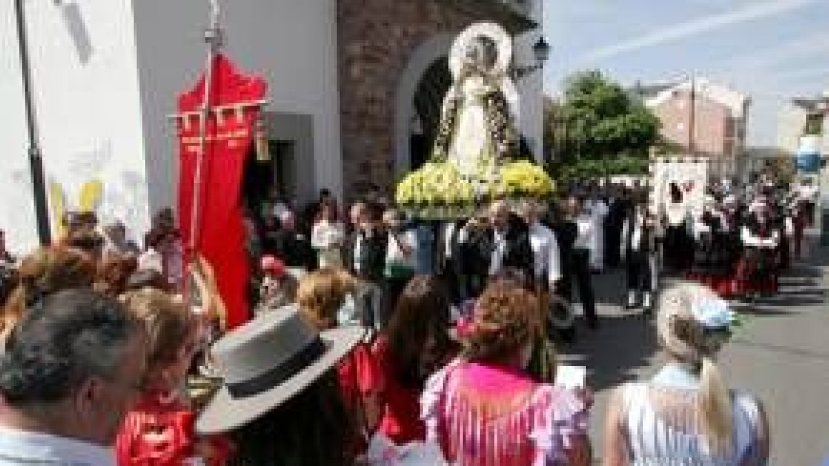 La Virgen de La Estrella y Jesús Divino Obrero fueron sacados en procesión entre numeroso público