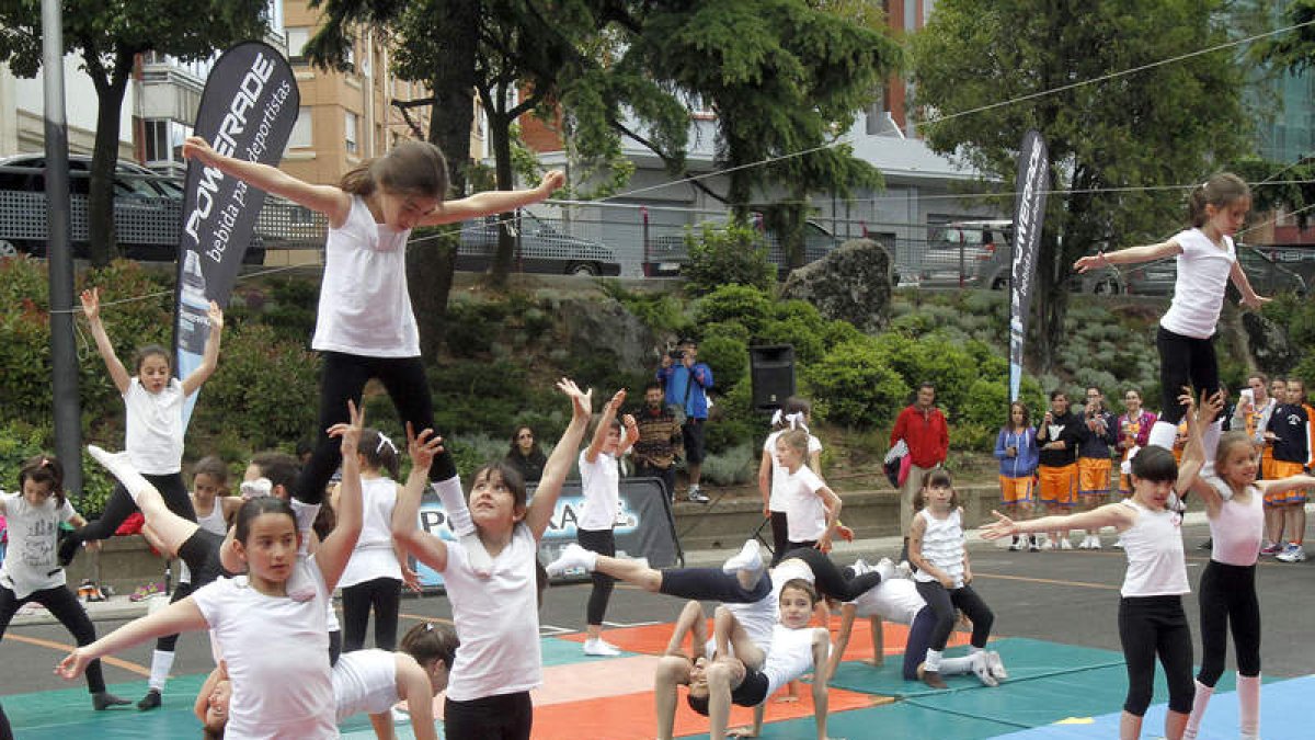 La fiesta del deporte leonés reunió a carca de 6.000 niños en el Paseo de Papalaguinda.