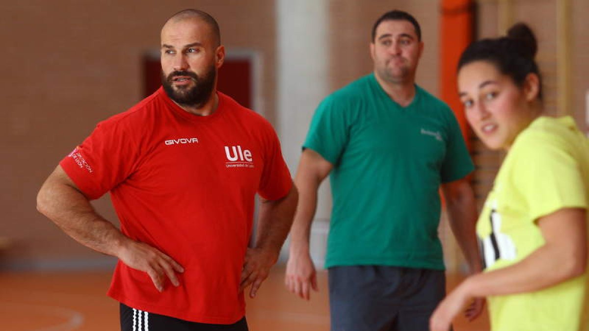 Manuel Martínez está trabajando intensamente por mejorar las condiciones del atletismo.