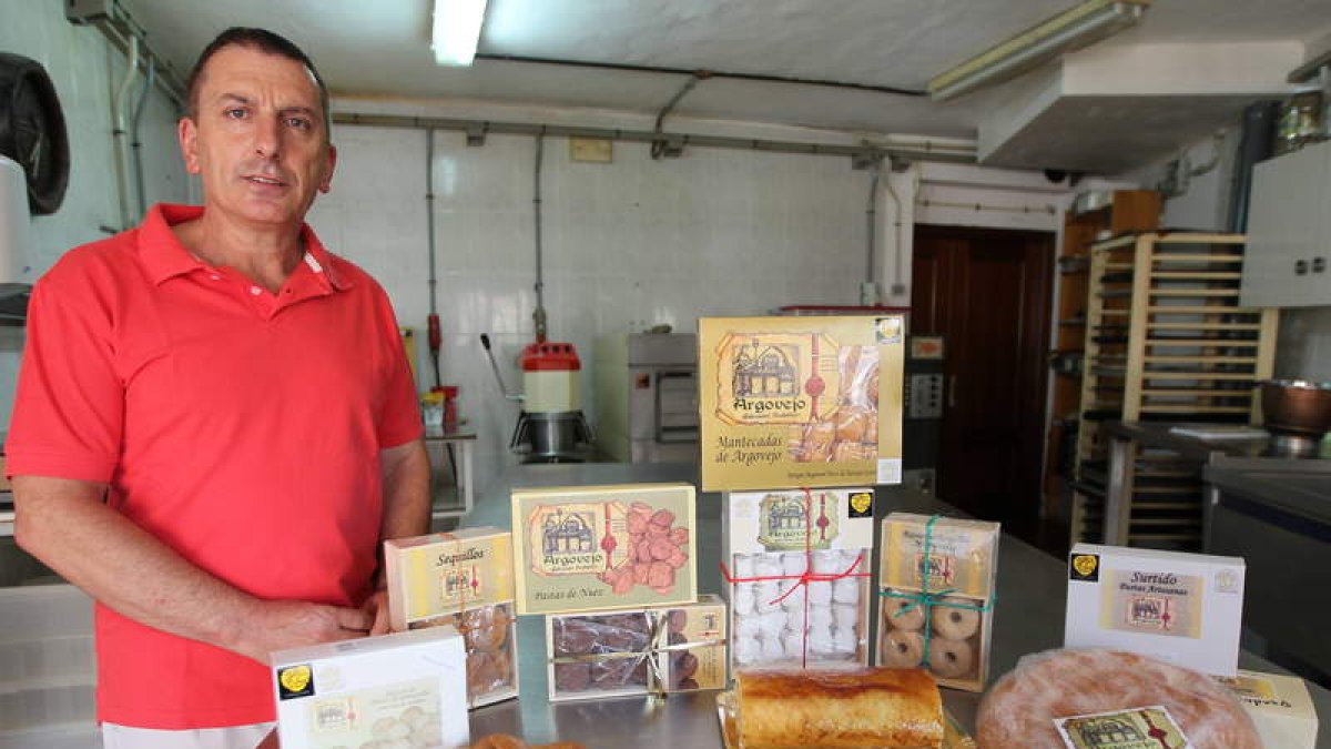 Andrés Díez es el pastelero del Obrador Artesanal Argovejo especializado en repostería montañesa.