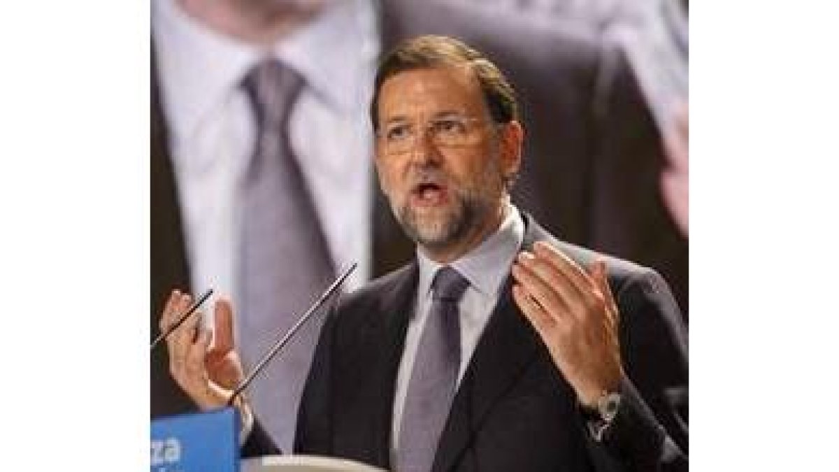 Mariano Rajoy en su mitin de ayer en el teatro Ayala de Bilbao