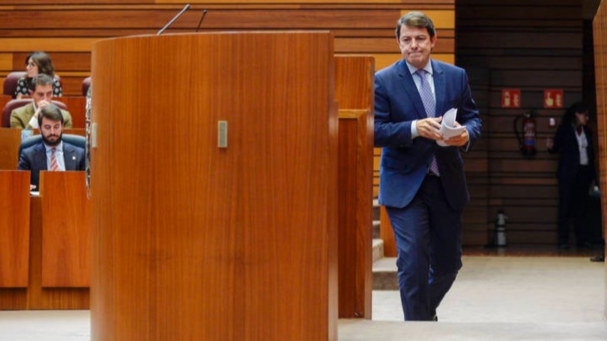 El presidente de Castilla y León, Alfonso Fernández Mañueco, antes de intervenir en el pleno de las Cortes de Castilla y León. NACHO GALLEGO